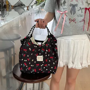 Sac à épaule en mousseline avec imprimé cerise, design plissé élégant et accessoire polyvalent.