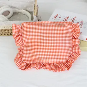 Orange-weiße Gingham Kosmetiktasche mit süßen Rüschen, stilvolle tragbare Make-up-Tasche.