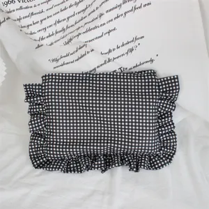 Schwarz-weißer Karomuster Kosmetikbeutel mit süßen Rüschen, tragbare Make-up Tasche für Damen.