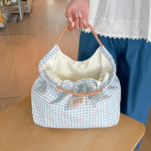 Grand sac cabas style coréen, motif à carreaux bleus et nœud rose, sac porté épaule.