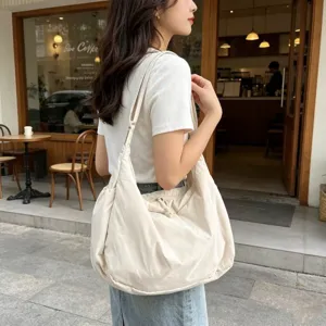 Grande borsa a tracolla in nylon casual da donna, borsa dumpling con cinturino.