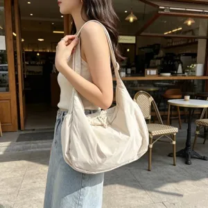 Dettaglio borsa a tracolla casual per un look da commuter rilassato e grande capienza.