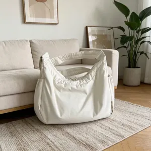 Vista dettagliata della borsa a tracolla casual di grande capacità in bianco sporco, stile morbido.