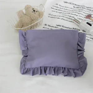 Detaillierte Ansicht der lila rüschigen Kosmetiktasche mit plissierter Textur und Stoff.