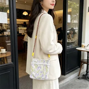 Blumen-Leinen-Umhaengetasche mit geflochtenem Riemen und Spitze, vielseitige Minibag.
