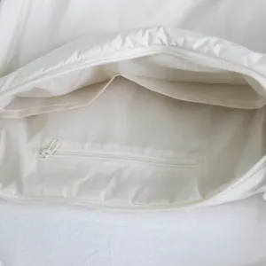 Vista dettagliata della borsa a spalla casual in nylon bianco con tasca interna con zip.
