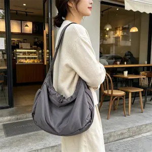 Borsa a tracolla grigia scura casual da donna, grande borsa morbida regolabile dettaglio.