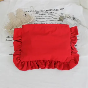 Roter Rüschen Kosmetiktasche Detailansicht, gefaltete Make-up Tasche für Reise und Alltag.