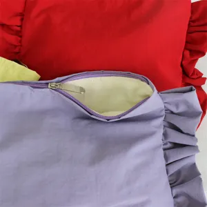 Koreanische gerüschte Nylon Kosmetiktasche Detailansicht mit Reißverschluss innen.
