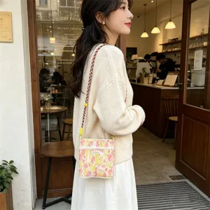 Blumen-Canvas-Umhängetasche mit verstellbarem Riemen, ideale Mini-Tasche für den Alltag.