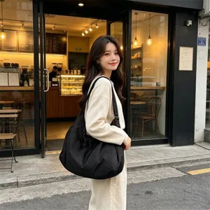 Borsa a tracolla nera leggera in nylon, grande borsa casual con spallaccio regolabile.