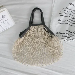Baumwoll-Netz-Einkaufstasche mit dunkelgrauen Griffen, lässige Netztasche für Strand und Alltag.
