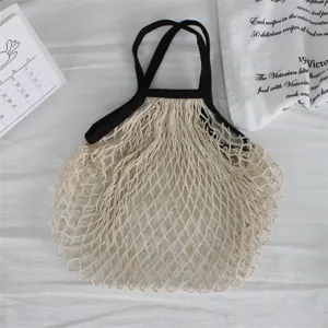 Nahaufnahme einer gewebten Netztasche mit schwarzen Griffen, ideal für den Einkauf.