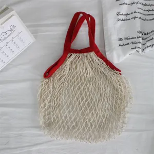 Gewebe-Netz-Einkaufstasche mit roten Griffen, tragbare hohle Netztasche fuer Strand und Alltag.