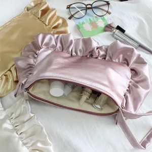 Bolsa de cosméticos de satén francés con volantes, gran estuche de maquillaje elegante.