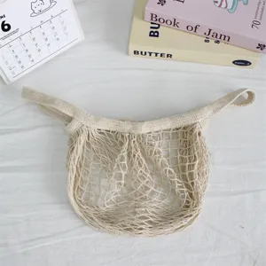 Beige Strick-Netztasche Detail, hohles Design, grosse Kapazitaet fuer Strand und Einkauf.