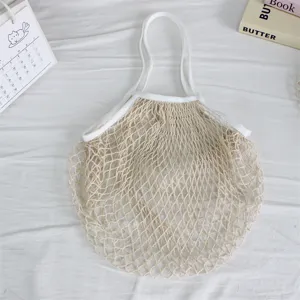 Beigefarbene Netz-Einkaufstasche, hohle Strandtasche, umweltfreundliche Einkaufstasche.