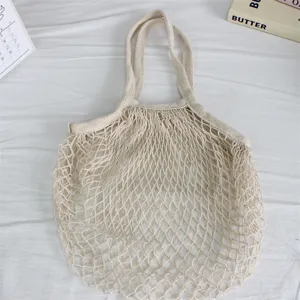 Beige gewebte Netz-Hohleinkaufstasche, tragbare Netztasche für Lebensmittel und Strandurlaub.