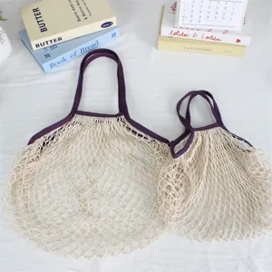 Detailansicht der gewebten Netztasche, große Kapazität und tragbare Strandtasche.