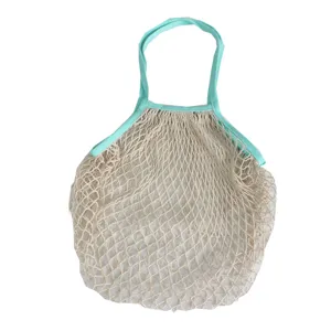Tragbare Netz-Einkaufstasche mit blauen Griffen für Supermarkt und Strandurlaub.