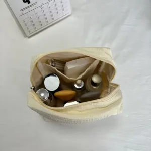 Große Kosmetiktasche mit Fächern, tragbarer Make-up-Organizer für den täglichen Gebrauch.