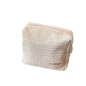 Tragbare Kosmetiktasche mit grossem Fassungsvermoegen und strukturiertem Stoffdesign.