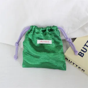 Groene satijnen koordzakje voor sieraden opslag, draagbare cosmetica en spullen organizer.