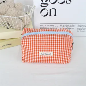 Oranger Karo Kosmetikbeutel mit blauem Reißverschluss, süße Make-up-Tasche und Federmäppchen.