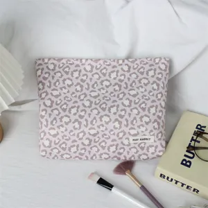 Vue détaillée de la trousse de maquillage léopard rose, pochette de rangement rétro.