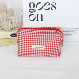 Rot-weißer Karo Make-up-Beutel Detailansicht, große Kosmetiktasche für Reise und Alltag.