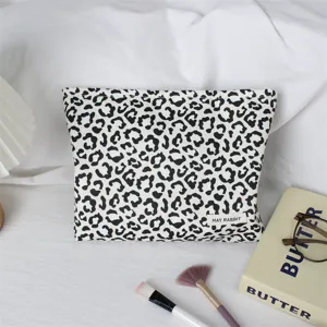 Trousse de maquillage à imprimé léopard noir et blanc, pochette cosmétique portable élégante.