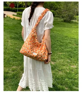 Casual floral print shoulder bag for women, large capacity hobo underarm bag with adjustable strap.