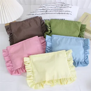 Detailansicht der süßen Nylon-Karierten Kosmetiktasche mit Rüschen und tragbarem Make-up-Beutel.