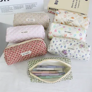 Jolie trousse à crayons matelassée avec motifs de dessins animés, pochette zippée colorée douce.