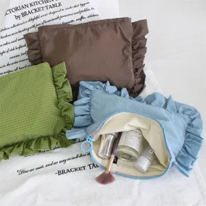 Wasserdichter karierter Kosmetikbeutel mit süßen Rüschen, tragbare Make-up-Tasche.
