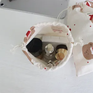 Vista detallada de una linda bolsa con cordón de algodón con estampado de oso navideño.