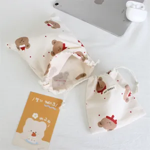 Lindo bolso de almacenamiento con cordón de lona con oso navideño, detalle muy práctico.
