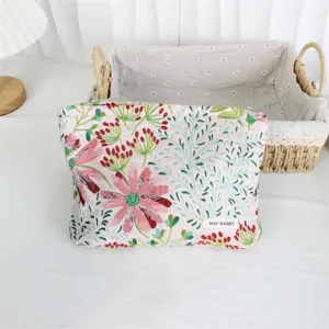 Retro floral jacquard cosmetic bag portable canvas makeup pouch large capacity storage bag.