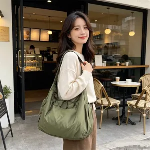 Borsa a tracolla casual in nylon da donna, grande capacità borsa a sacco con cinghia regolabile.