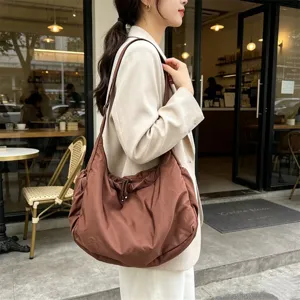 Borsa a spalla marrone casual da donna, grande capacità con tracolla regolabile e pratica.