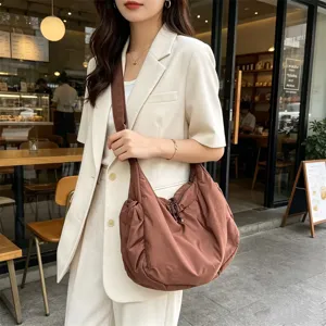 Dettaglio borsa a tracolla casual marrone, grande borsa a tracolla in nylon con cinghia.