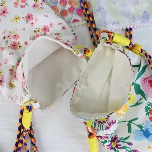 Blumen-Canvas-Umhängetasche mit verstellbarem Seilriemen, süße Mini-Tasche für den Alltag.
