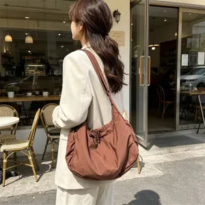 Borsa a tracolla marrone casual con grande capacità e cinturino regolabile molto chic.