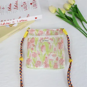 Nahaufnahme der floralen Canvas-Umhängetasche mit Hasenmuster und edler Spitzenborte.