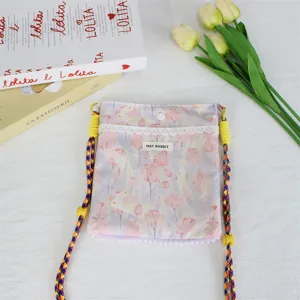 Blumen-Leinen-Umhaengetasche mit verstellbaren bunten Straps, suesse Mini-Damenschultertasche.