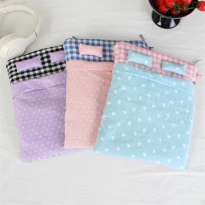 Cute bed style quilted laptop sleeve detail, soft anti-shock tablet inner bag for girls.