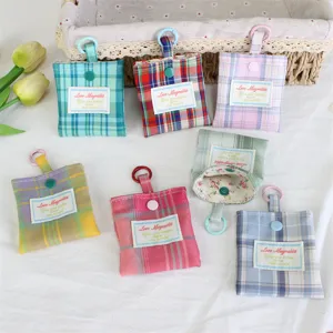 Ruitjes mini-muntbeurs in stijl, schattig draagbaar oortelefoontasje met sleutelhanger en drukknop.