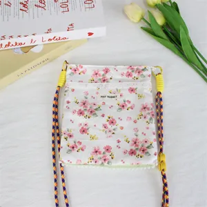Blumenmuster Mini Umhängetasche aus Segeltuch mit verstellbarem geflochtenem Riemen und Schleife.