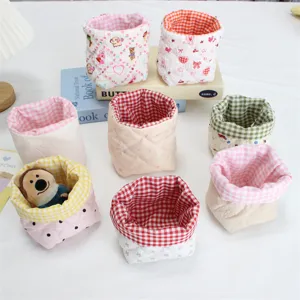 Joli panier de rangement en tissu pour bureau, conteneur pliable pour cosmétiques et divers articles.