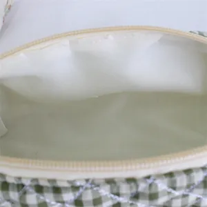 Trousse à crayons matelassée à carreaux verts vue détaillée intérieure avec doublure et fermeture